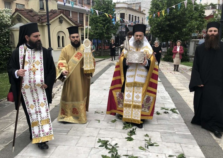 &Eta; &Kappa;&alpha;&rho;&delta;ί&tau;&sigma;&alpha; &upsilon;&pi;&omicron;&delta;έ&chi;&theta;&eta;&kappa;&epsilon; &tau;&eta;&nu; &tau;&iota;&mu;ί&alpha; &kappa;ά&rho;&alpha; &tau;&omicron;&upsilon; &pi;&omicron;&lambda;&iota;&omicron;ύ&chi;&omicron;&upsilon; &kappa;&alpha;&iota; &pi;&rho;&omicron;&sigma;&tau;ά&tau;&eta; &tau;&eta;&sigmaf; &Alpha;&gamma;ί&omicron;&upsilon; &Sigma;&epsilon;&rho;&alpha;&phi;&epsilon;ὶ&mu;