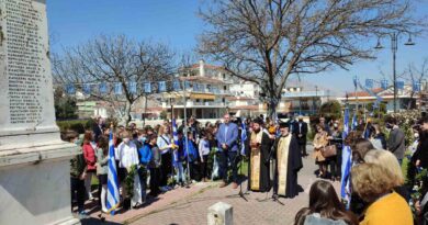 Κατάθεση στεφάνων στο Ηρώο της πόλης του Τυρνάβου Κατάθεση στεφάνων στο Ηρώο της πόλης του Τυρνάβου