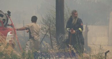 Μυτιλήνη: Δύο ιερείς φόρεσαν τη στολή του εθελοντή πυροσβέστη και ρίχτηκαν στη μάχη της φωτιάς Μυτιλήνη: Δύο ιερείς φόρεσαν τη στολή του εθελοντή πυροσβέστη και ρίχτηκαν στη μάχη της φωτιάς