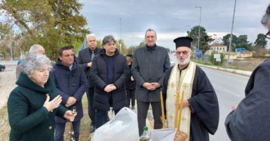 Δέηση στο εικονοστάσι του Αγίου Γεωργίου εκ Ραψάνης στην είσοδο της Γέφυρας Τυρνάβου Δέηση στο εικονοστάσι του Αγίου Γεωργίου εκ Ραψάνης στην είσοδο της Γέφυρας Τυρνάβου