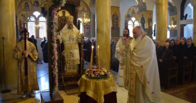 Η Κυριακή της Σταυροπροσκυνήσεως στον Ιερό Ναό Αγίων Κωνσταντίνου και Ελένης Τρικάλων