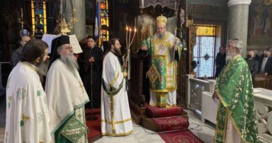 Η Εορτή Της Σταυροπροσκυνήσεως Στον Ιερό Ναό Αγίων Κωνσταντίνου Και Ελένης Λαρίσης